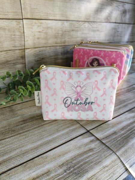 Porta-Moedas Básico Estampado em poliéster colecção "Outubro Rosa" Tamanho pequeno (11x15 cm) . Cores contrastantes.  Estampa em Poliéster. Forro interior de algodão. Fecho de correr. Os Porta-Moedas  básico da coleção especial "Outubro Rosa", criada para apoiar a conscientização sobre o cancro de mama. Este porta-moedas básico modelo tradicional de tamanho pequeno (11x15 cm) são perfeitas para guardar os seus itens essenciais do dia a dia. Características: Design Temático: 8 padrões diferentes com mensagens de coragem e prevenção. Materiais de Qualidade: Exterior em poliéster durável e interior em algodão macio. Versatilidade: Ideal para carregar carregadores de telemóvel, pen drives, fones, medicamentos, batons, chaves, dinheiro e outros pequenos utilitários. Feitas à Mão: Cada peça é artesanal e única. Estes Porta-moedas são totalmente feitas à mão, garantindo um acabamento impecável e um toque personalizado. Disponibilizamos uma unidade de cada padrão em stock. Para encomendas adicionais, o produto será fabricado por encomenda, assegurando a exclusividade e o cuidado artesanal.