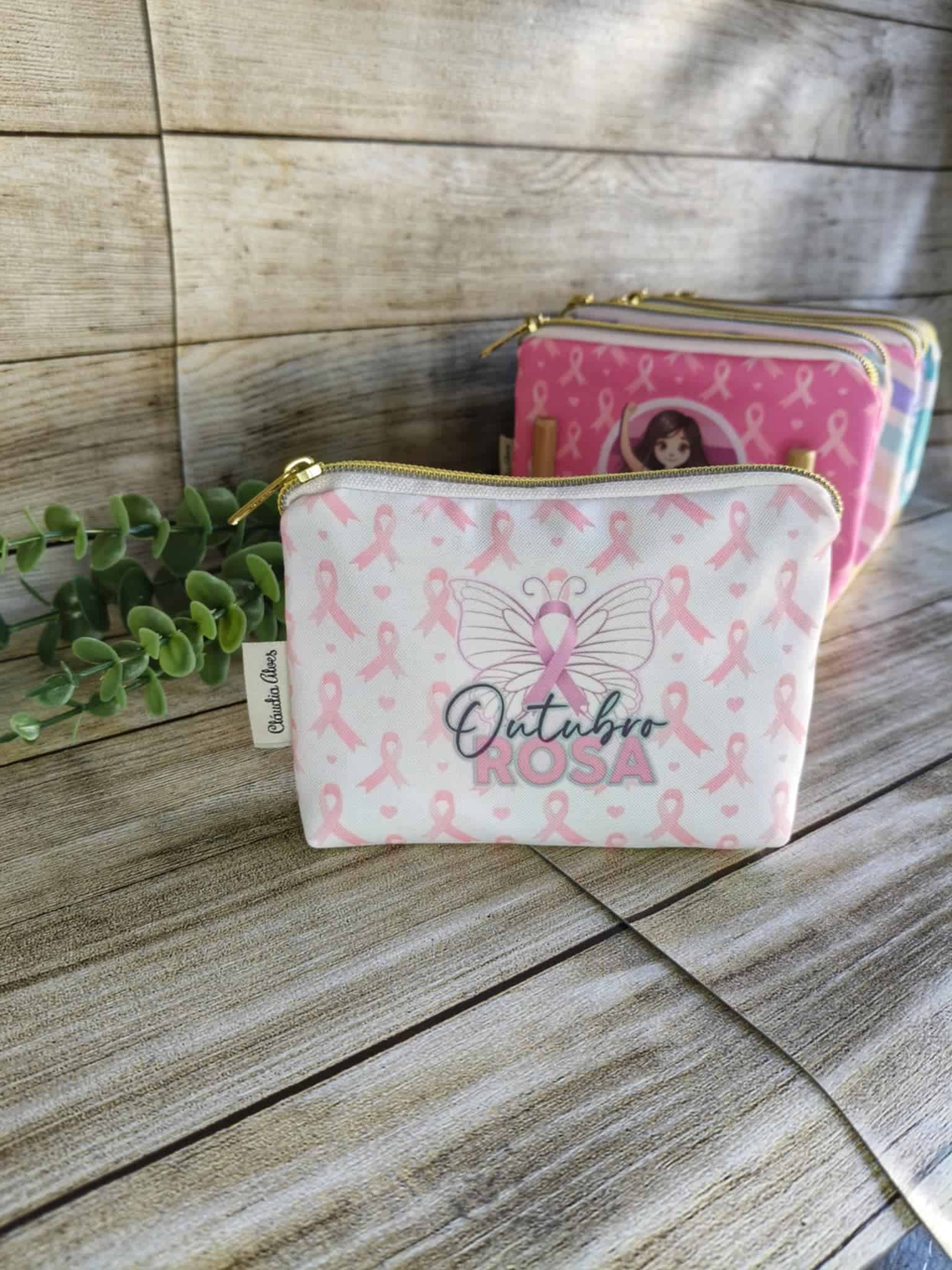 Porta-Moedas Básico Estampado em poliéster colecção "Outubro Rosa" Tamanho pequeno (11x15 cm) . Cores contrastantes.  Estampa em Poliéster. Forro interior de algodão. Fecho de correr. Os Porta-Moedas  básico da coleção especial "Outubro Rosa", criada para apoiar a conscientização sobre o cancro de mama. Este porta-moedas básico modelo tradicional de tamanho pequeno (11x15 cm) são perfeitas para guardar os seus itens essenciais do dia a dia. Características: Design Temático: 8 padrões diferentes com mensagens de coragem e prevenção. Materiais de Qualidade: Exterior em poliéster durável e interior em algodão macio. Versatilidade: Ideal para carregar carregadores de telemóvel, pen drives, fones, medicamentos, batons, chaves, dinheiro e outros pequenos utilitários. Feitas à Mão: Cada peça é artesanal e única. Estes Porta-moedas são totalmente feitas à mão, garantindo um acabamento impecável e um toque personalizado. Disponibilizamos uma unidade de cada padrão em stock. Para encomendas adicionais, o produto será fabricado por encomenda, assegurando a exclusividade e o cuidado artesanal.