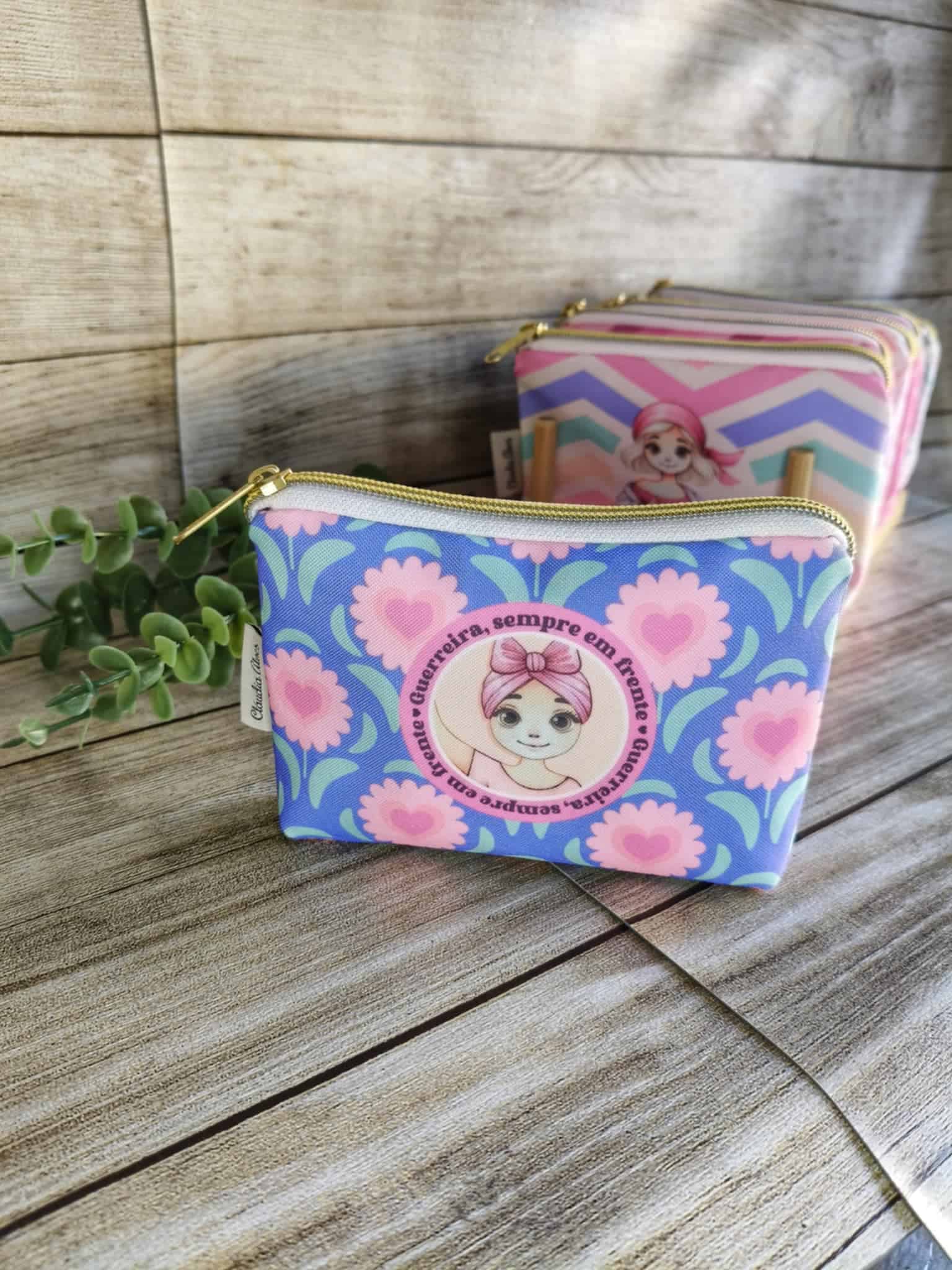 Porta-Moedas Básico Estampado em poliéster colecção "Outubro Rosa" Tamanho pequeno (11x15 cm) . Cores contrastantes.  Estampa em Poliéster. Forro interior de algodão. Fecho de correr. Os Porta-Moedas  básico da coleção especial "Outubro Rosa", criada para apoiar a conscientização sobre o cancro de mama. Este porta-moedas básico modelo tradicional de tamanho pequeno (11x15 cm) são perfeitas para guardar os seus itens essenciais do dia a dia. Características: Design Temático: 8 padrões diferentes com mensagens de coragem e prevenção. Materiais de Qualidade: Exterior em poliéster durável e interior em algodão macio. Versatilidade: Ideal para carregar carregadores de telemóvel, pen drives, fones, medicamentos, batons, chaves, dinheiro e outros pequenos utilitários. Feitas à Mão: Cada peça é artesanal e única. Estes Porta-moedas são totalmente feitas à mão, garantindo um acabamento impecável e um toque personalizado. Disponibilizamos uma unidade de cada padrão em stock. Para encomendas adicionais, o produto será fabricado por encomenda, assegurando a exclusividade e o cuidado artesanal.