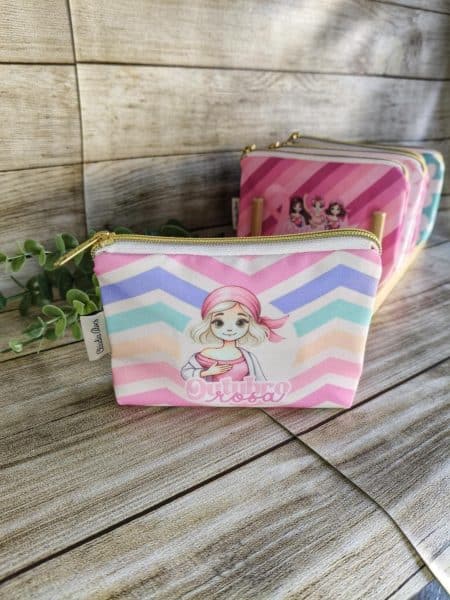 Porta-Moedas Básico Porta-Moedas Básico Estampado em poliéster colecção "Outubro Rosa" Tamanho pequeno (11x15 cm) . Cores contrastantes. Estampa em Poliéster. Forro interior de algodão. Fecho de correr. Os Porta-Moedas básico da coleção especial "Outubro Rosa", criada para apoiar a conscientização sobre o cancro de mama. Este porta-moedas básico modelo tradicional de tamanho pequeno (11x15 cm) são perfeitas para guardar os seus itens essenciais do dia a dia. Características: Design Temático: 8 padrões diferentes com mensagens de coragem e prevenção. Materiais de Qualidade: Exterior em poliéster durável e interior em algodão macio. Versatilidade: Ideal para carregar carregadores de telemóvel, pen drives, fones, medicamentos, batons, chaves, dinheiro e outros pequenos utilitários. Feitas à Mão: Cada peça é artesanal e única. Estes Porta-moedas são totalmente feitas à mão, garantindo um acabamento impecável e um toque personalizado. Disponibilizamos uma unidade de cada padrão em stock. Para encomendas adicionais, o produto será fabricado por encomenda, assegurando a exclusividade e o cuidado artesanal.