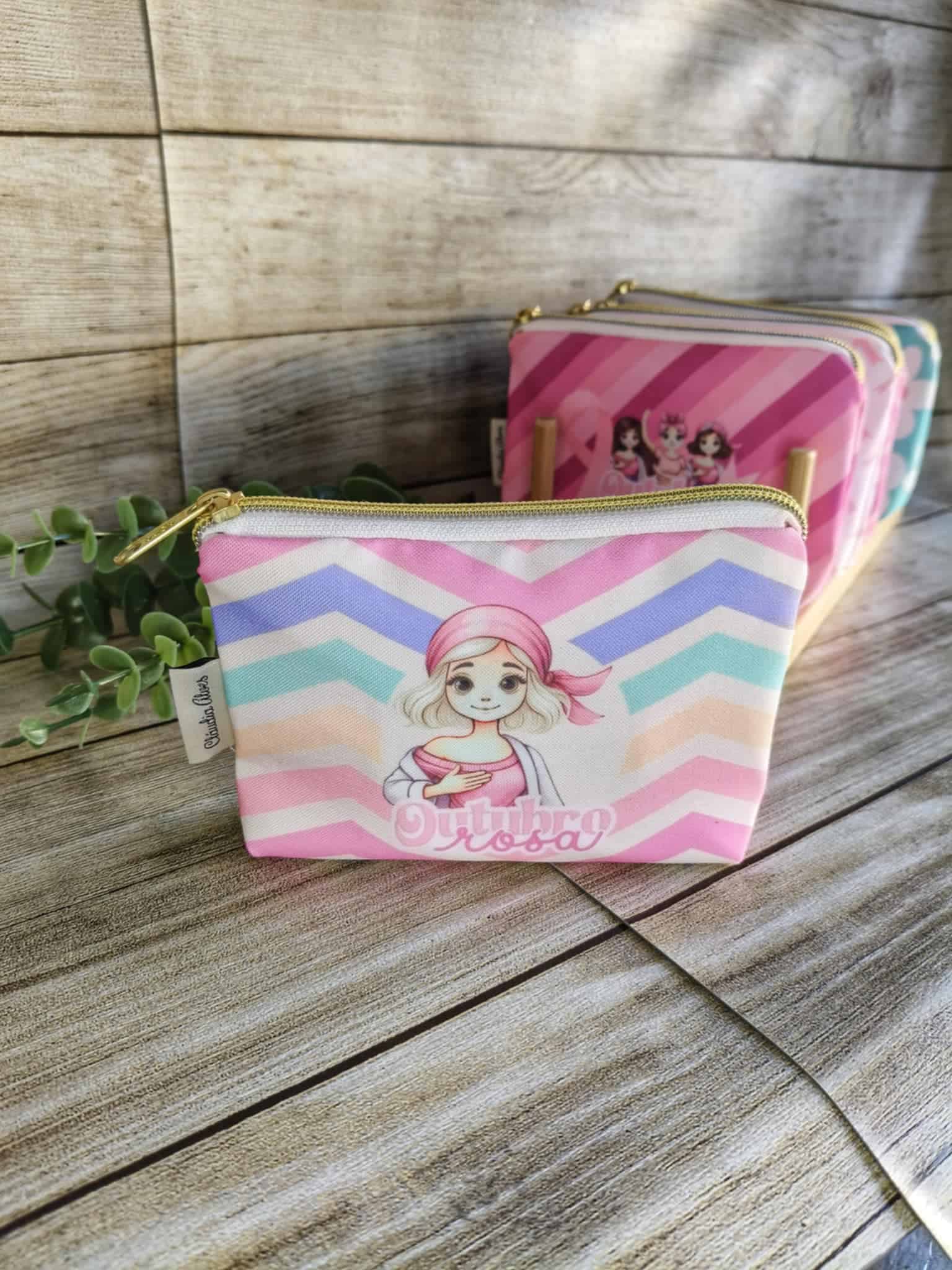 Porta-Moedas Básico Porta-Moedas Básico Estampado em poliéster colecção "Outubro Rosa" Tamanho pequeno (11x15 cm) . Cores contrastantes. Estampa em Poliéster. Forro interior de algodão. Fecho de correr. Os Porta-Moedas básico da coleção especial "Outubro Rosa", criada para apoiar a conscientização sobre o cancro de mama. Este porta-moedas básico modelo tradicional de tamanho pequeno (11x15 cm) são perfeitas para guardar os seus itens essenciais do dia a dia. Características: Design Temático: 8 padrões diferentes com mensagens de coragem e prevenção. Materiais de Qualidade: Exterior em poliéster durável e interior em algodão macio. Versatilidade: Ideal para carregar carregadores de telemóvel, pen drives, fones, medicamentos, batons, chaves, dinheiro e outros pequenos utilitários. Feitas à Mão: Cada peça é artesanal e única. Estes Porta-moedas são totalmente feitas à mão, garantindo um acabamento impecável e um toque personalizado. Disponibilizamos uma unidade de cada padrão em stock. Para encomendas adicionais, o produto será fabricado por encomenda, assegurando a exclusividade e o cuidado artesanal.