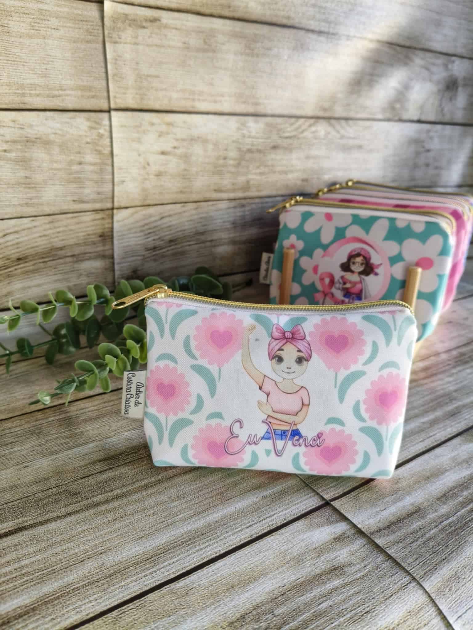 Porta-Moedas Tradicional Estampado em poliéster colecção "Outubro Rosa" Tamanho pequeno. Cores contrastantes. Forro interior de algodão. Fecho de correr. Os Porta-Moedas da coleção especial "Outubro Rosa", criada para apoiar a conscientização sobre o cancro de mama. Estas necessaires modelo tradicional de tamanho pequeno (11x15 cm) são perfeitas para guardar os seus itens essenciais do dia a dia. Características: Design Temático: 8 padrões diferentes com mensagens de coragem e prevenção. Materiais de Qualidade: Exterior em poliéster durável e interior em algodão macio. Versatilidade: Ideal para carregar carregadores de telemóvel, pen drives, fones, medicamentos, batons, chaves, dinheiro e outros pequenos utilitários. Feitas à Mão: Cada peça é artesanal e única. Estes Porta-moedas são totalmente feitas à mão, garantindo um acabamento impecável e um toque personalizado. Disponibilizamos uma unidade de cada padrão em stock. Para encomendas adicionais, o produto será fabricado por encomenda, assegurando a exclusividade e o cuidado artesanal.