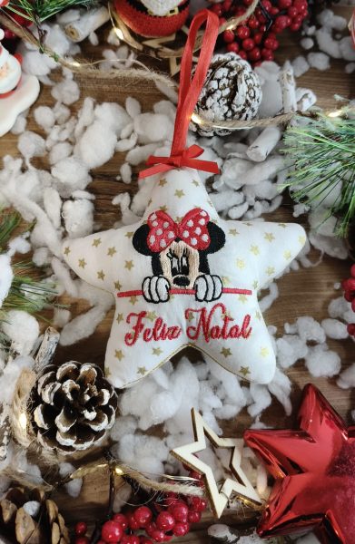 Dá um toque encantador e divertido à tua árvore de Natal com as nossas estrelas bordadas da Minnie ! Feitas à mão com atenção aos detalhes, estas peças são perfeitas para quem ama a magia da Disney e quer uma decoração natalícia cheia de personalidade.