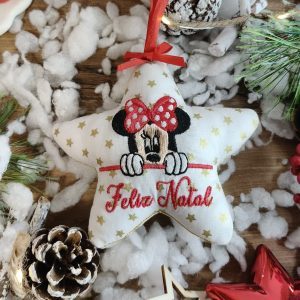 Dá um toque encantador e divertido à tua árvore de Natal com as nossas estrelas bordadas da Minnie ! Feitas à mão com atenção aos detalhes, estas peças são perfeitas para quem ama a magia da Disney e quer uma decoração natalícia cheia de personalidade.